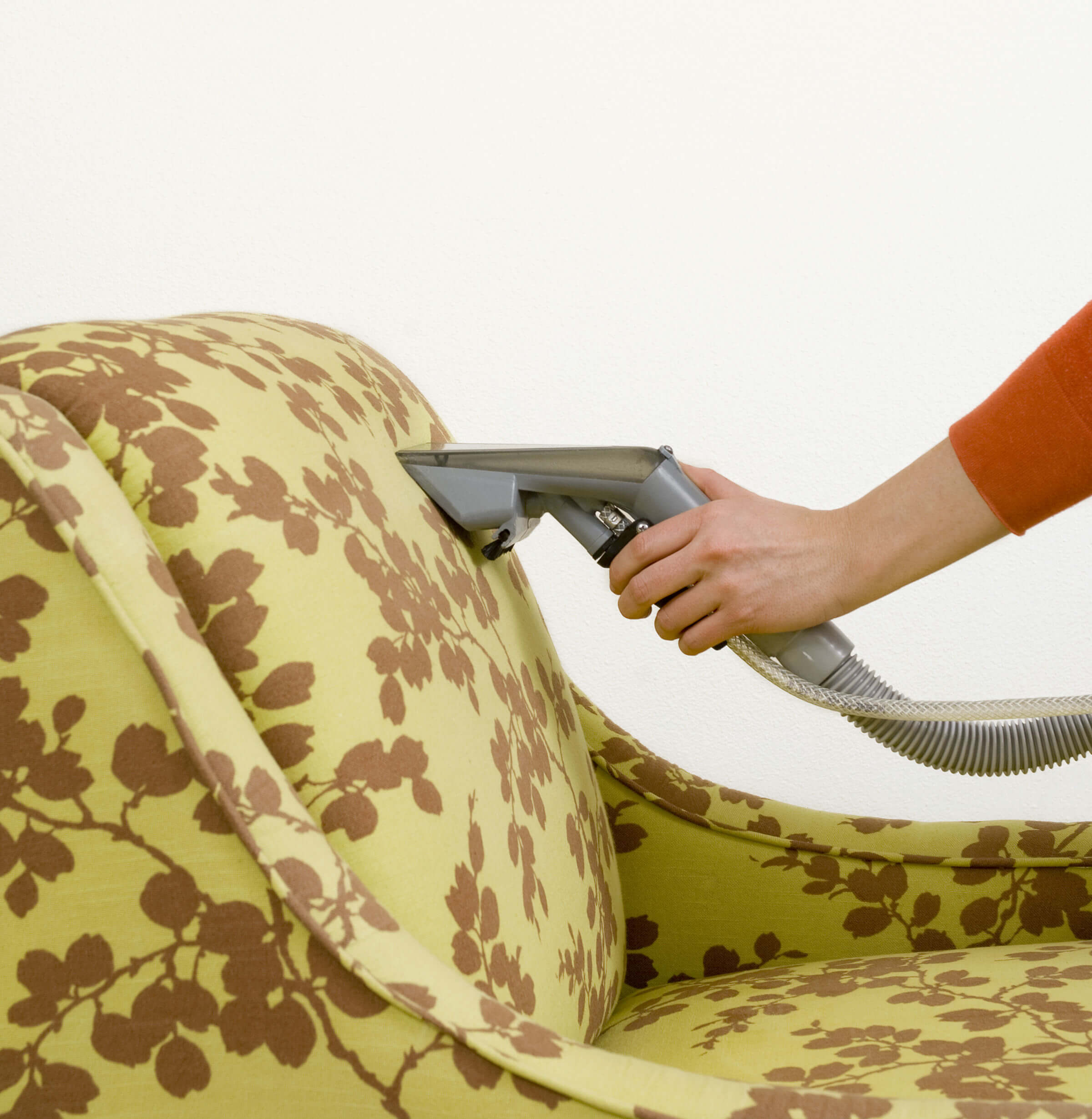 Почистить мягкую мебель в домашних условиях от пятен